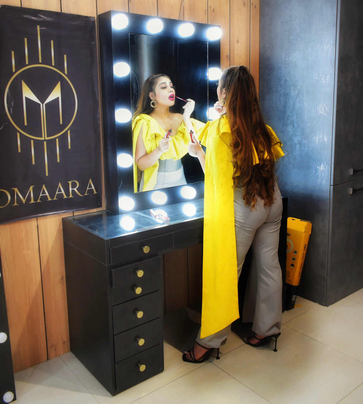 THE MAKEUP SUPERSTAR | MAKEUP VANITY WITH LED LIGHTS - Omaara