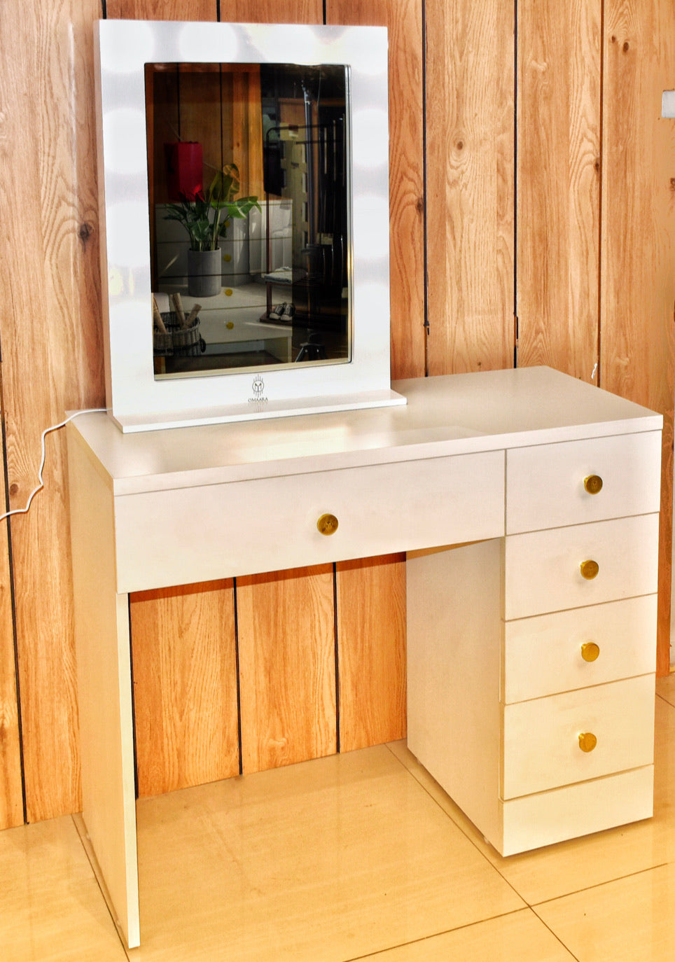 THE MAKEUP JUNKIE | MAKEUP VANITY WITH LED LIGHTS - Omaara