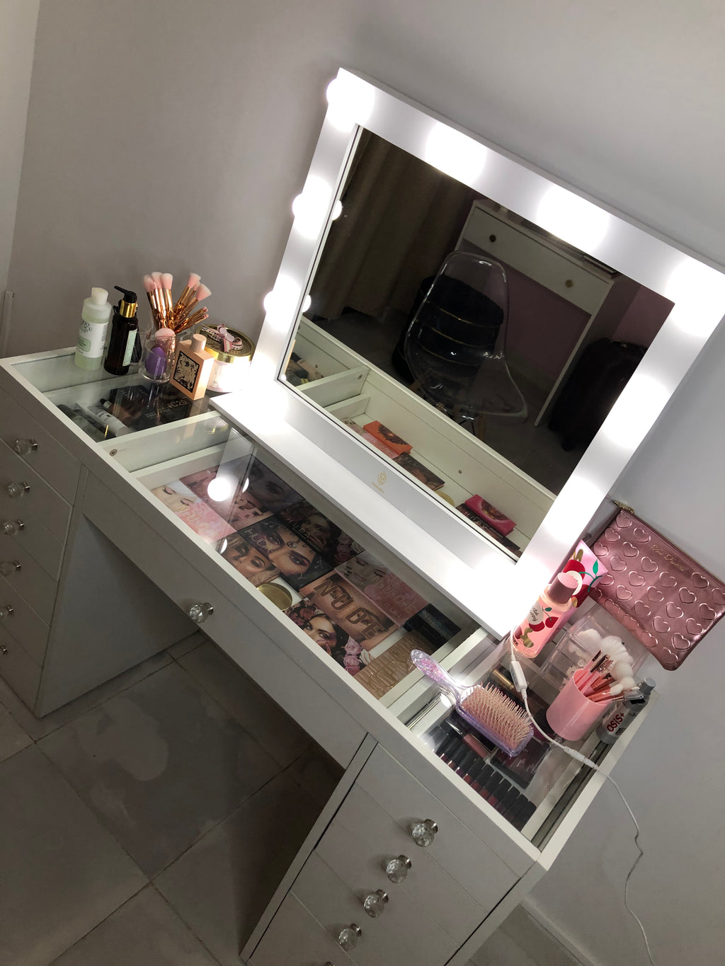 THE MAKEUP LOVER | MAKEUP VANITY WITH LED LIGHTS - Omaara