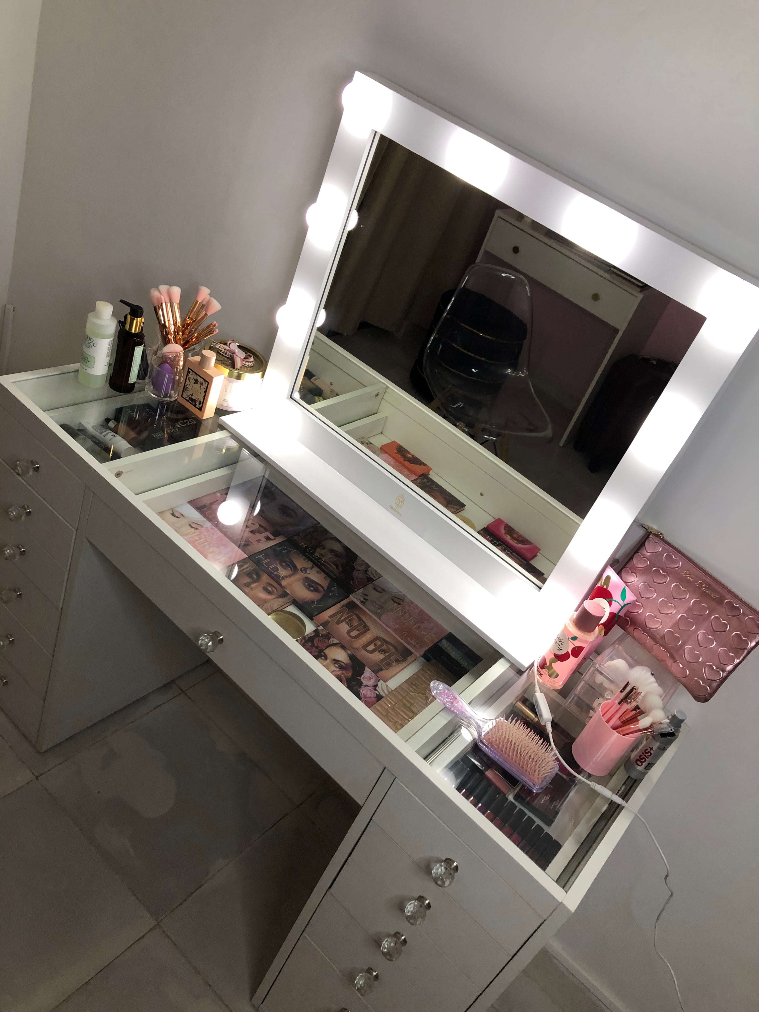 THE MAKEUP LOVER | MAKEUP VANITY WITH LED LIGHTS - Omaara