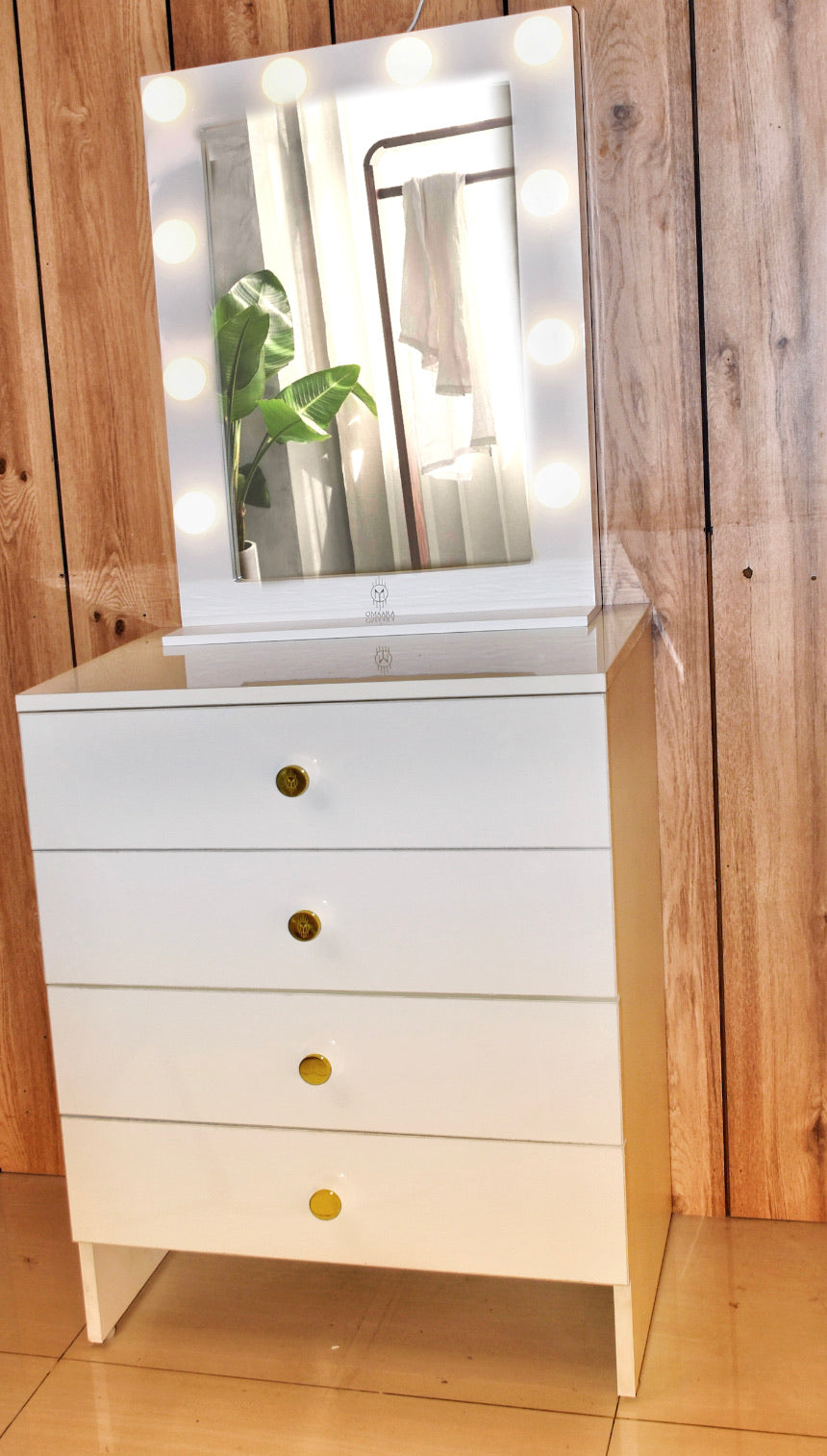THE MAKEUP ADDICT | MAKEUP VANITY WITH LED LIGHTS - Omaara