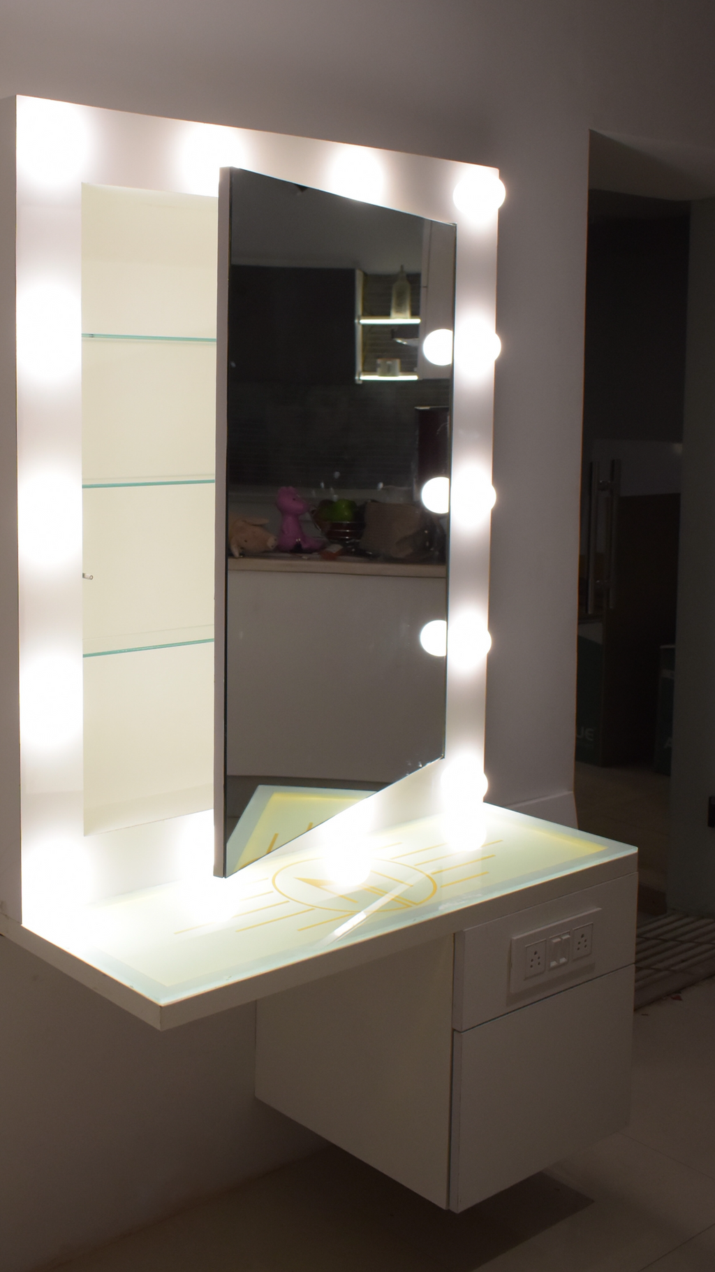 THE MAKEUP WIZARD | MAKEUP VANITY WITH LED LIGHTS - Omaara