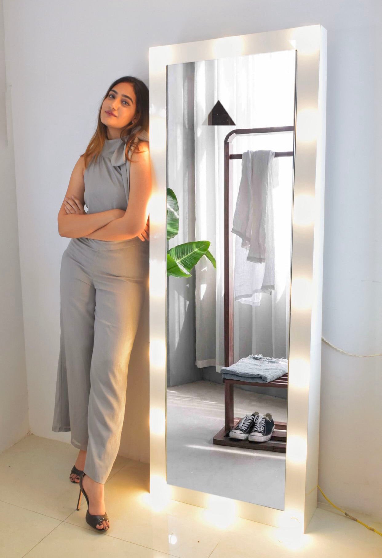 THE MAKEUP THUNDER | MAKEUP MIRROR WITH LED BULBS - Omaara