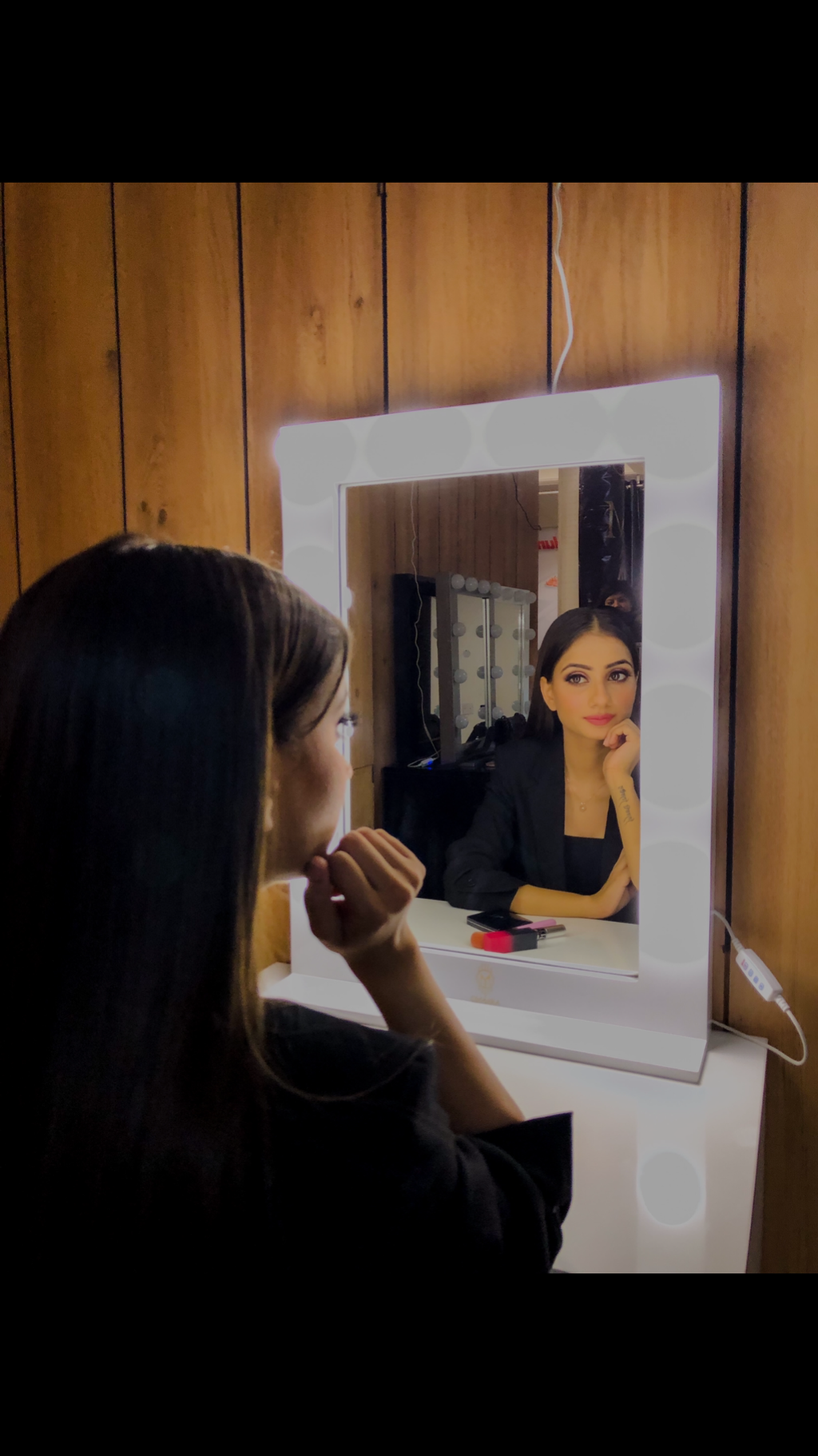 THE MAKEUP BUTTERFLY | MAKEUP MIRROR VANITY WITH LED BULBS - Omaara
