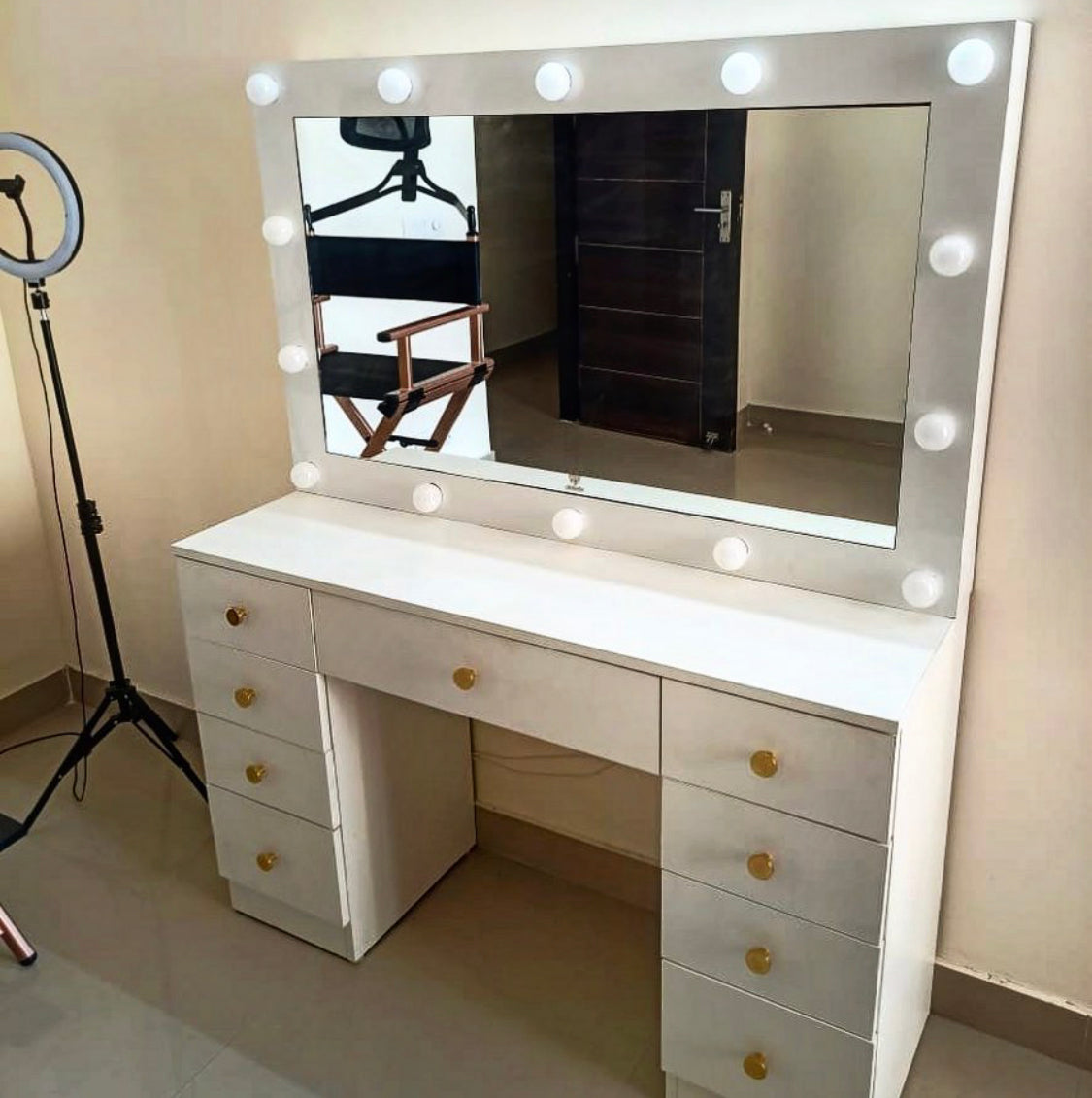 THE MAKEUP MUSE | MAKEUP VANITY WITH LED LIGHTS - Omaara
