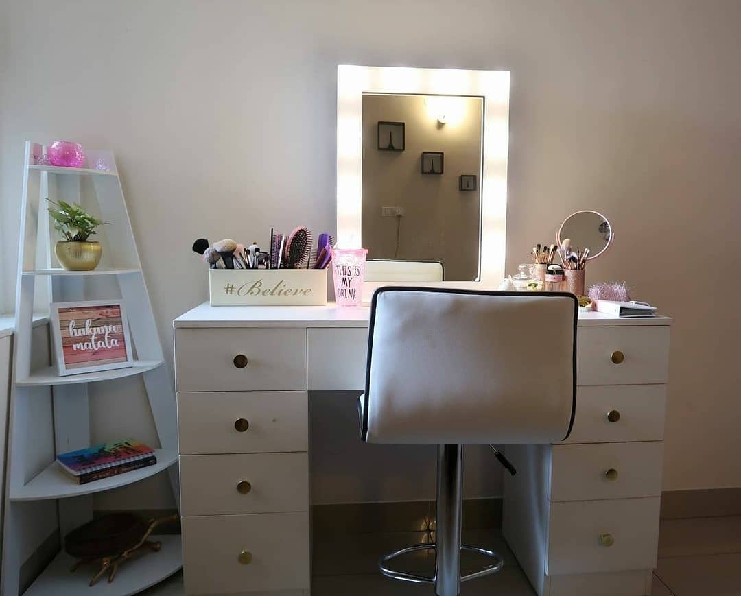 THE MAKEUP MAFIA | MAKEUP VANITY WITH LED LIGHTS - Omaara