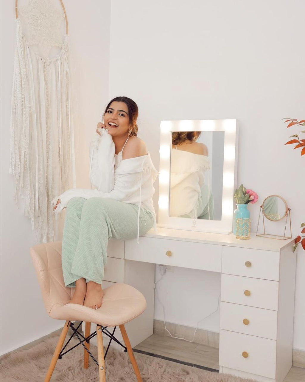 THE MAKEUP MAFIA | MAKEUP VANITY WITH LED LIGHTS - Omaara